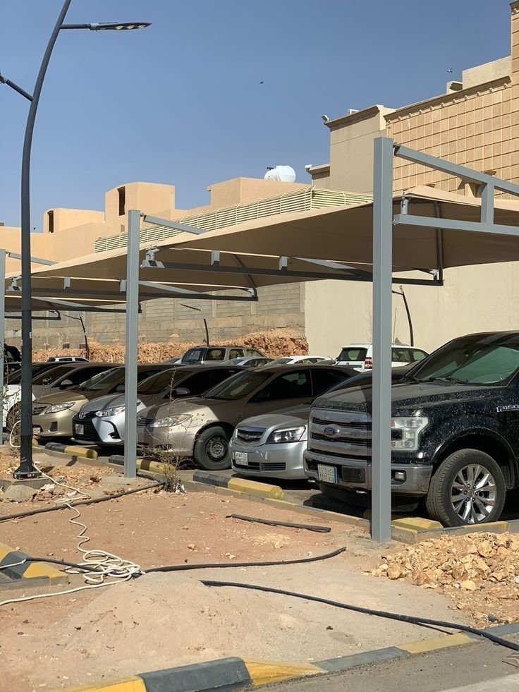 مظلة قماش لمواقف وممر تجاري في حي الناظم بالمدينة المنورة