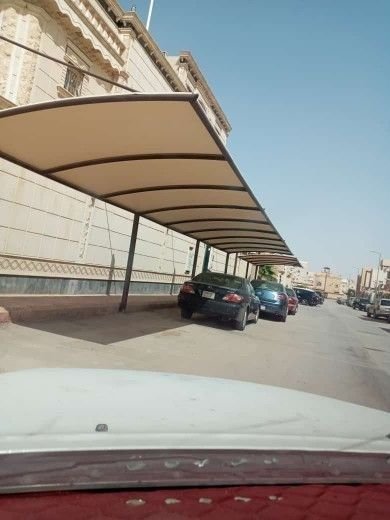 مظلة شاتيل طويلة لمبنى تجاري في المدينة المنورة