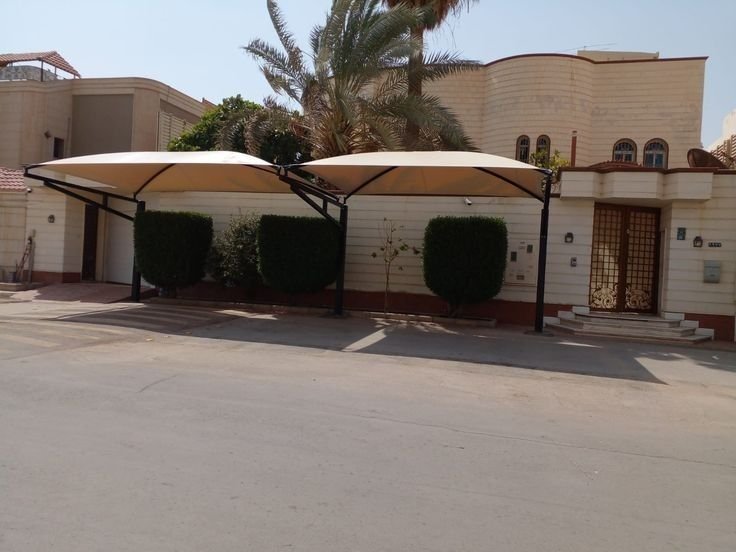 مظلتان قماشيتان بيج لبيت سعودي في ينبع