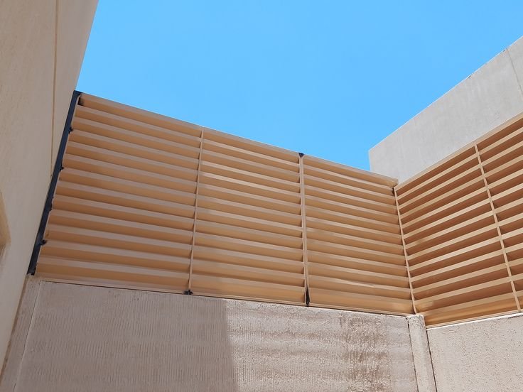 حدادة فنية بيج ذهبي للزوايا الداخلية — المدينة المنورة