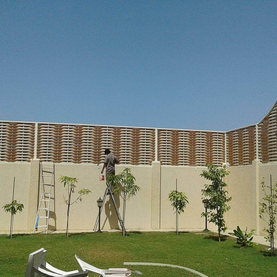 ساتر WPC بني يحاكي الخشب على سور حديقة في حي الناظم بالمدينة المنورة