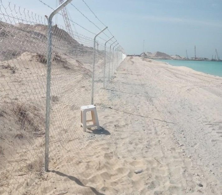 شبك أسلاك لتسوير موقع على شاطئ ينبع بجانب البحر الأحمر